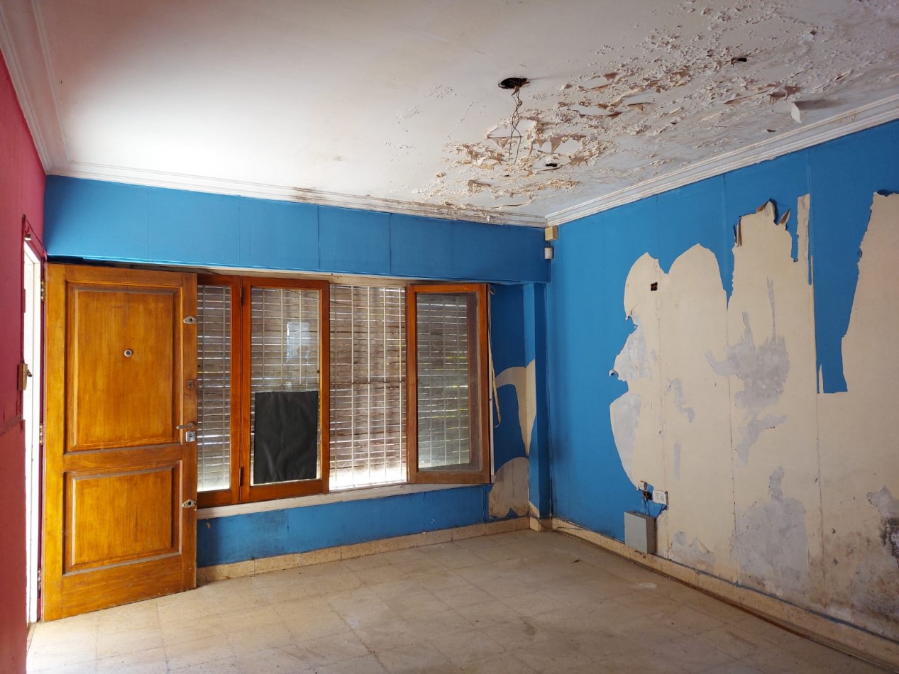 VILLA PRIMERA. EN VENTA, CHALET 4 AMBIENTES A RECICLAR