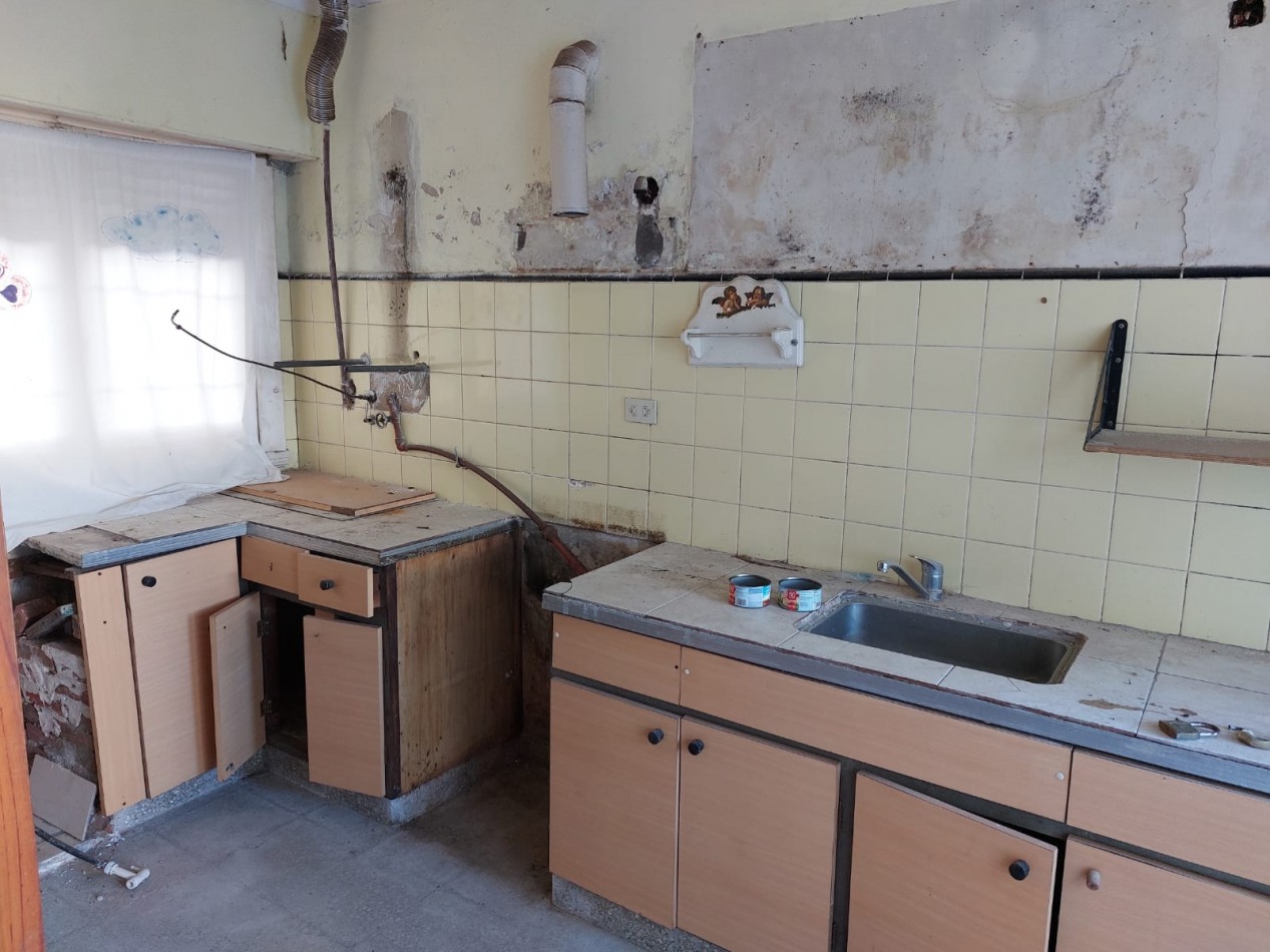 VILLA PRIMERA. EN VENTA, CHALET 4 AMBIENTES A RECICLAR