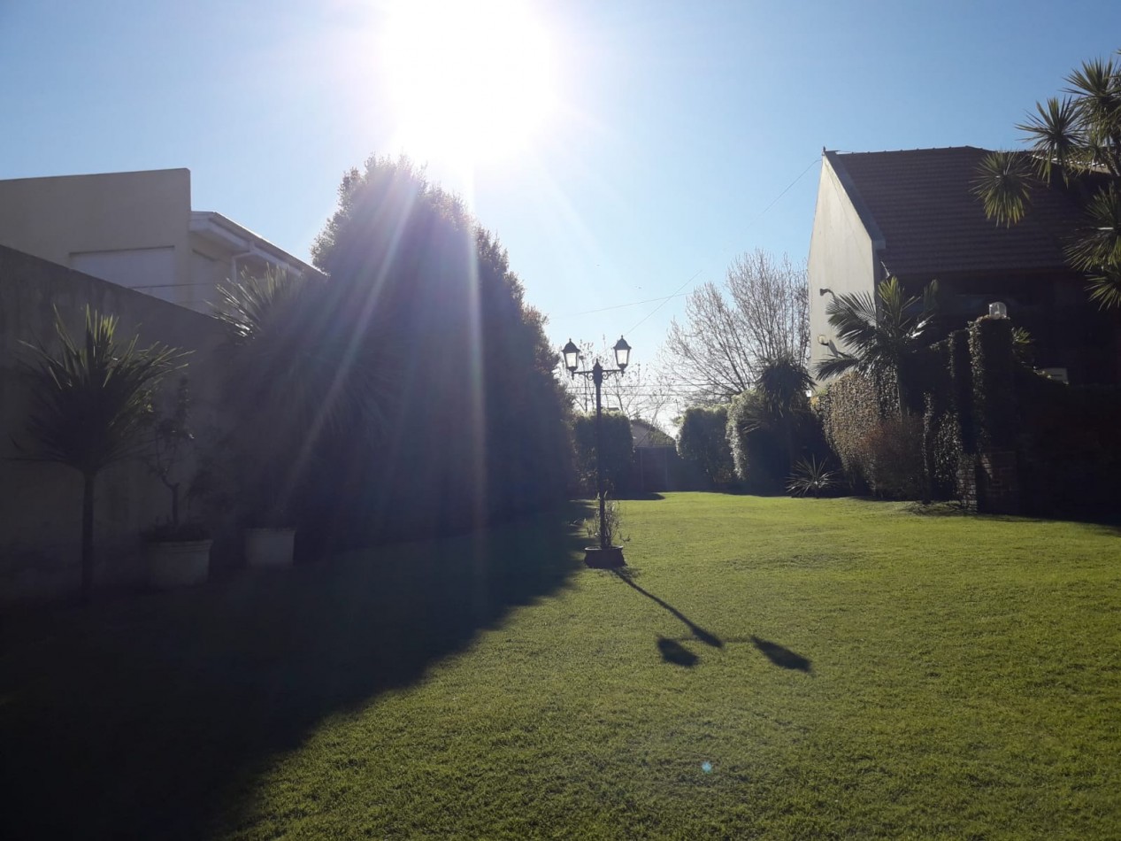 PARQUE LURO. CHALET EN VENTA. 5 AMBIENTES