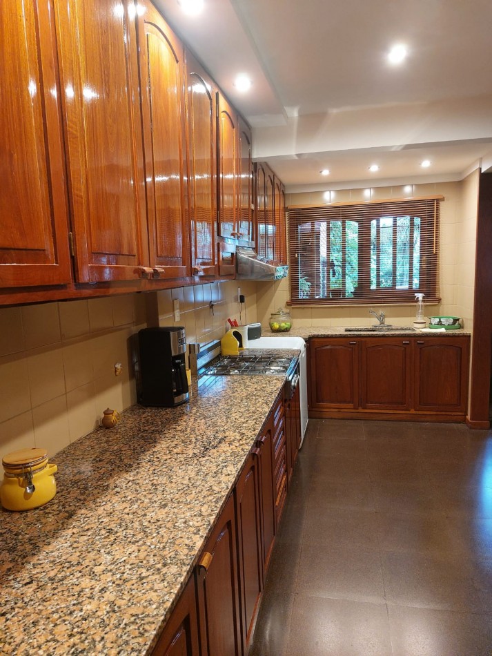 PARQUE LURO. CHALET EN VENTA. 5 AMBIENTES
