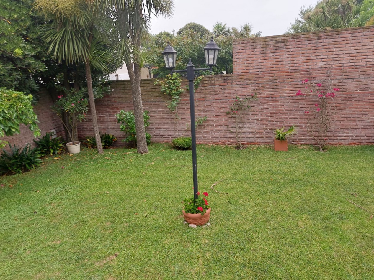 PARQUE LURO. CHALET EN VENTA. 5 AMBIENTES