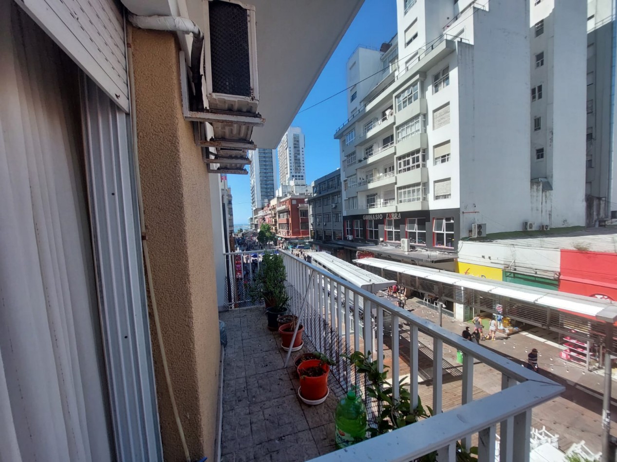 Dpto 3 ambientes reciclado con balcon a Peatonal San Martin y Cochera