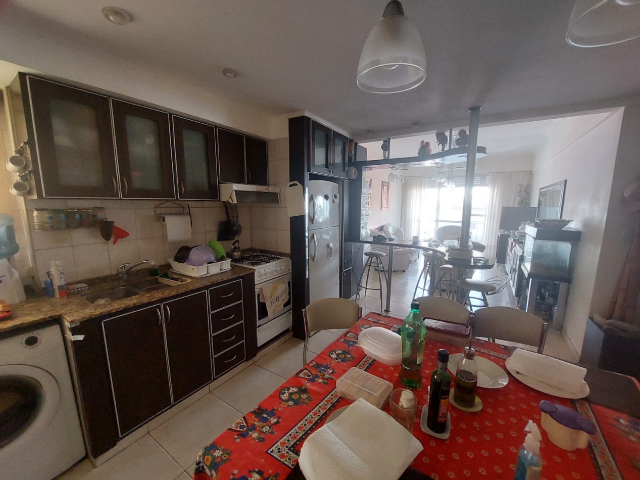 Dpto 3 ambientes reciclado con balcon a Peatonal San Martin y Cochera