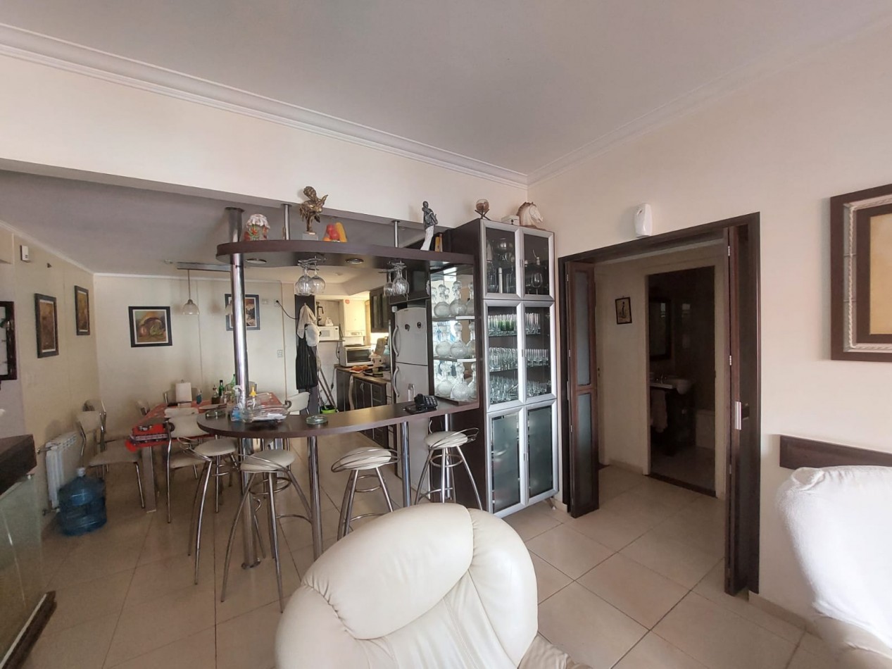 Dpto 3 ambientes reciclado con balcon a Peatonal San Martin y Cochera
