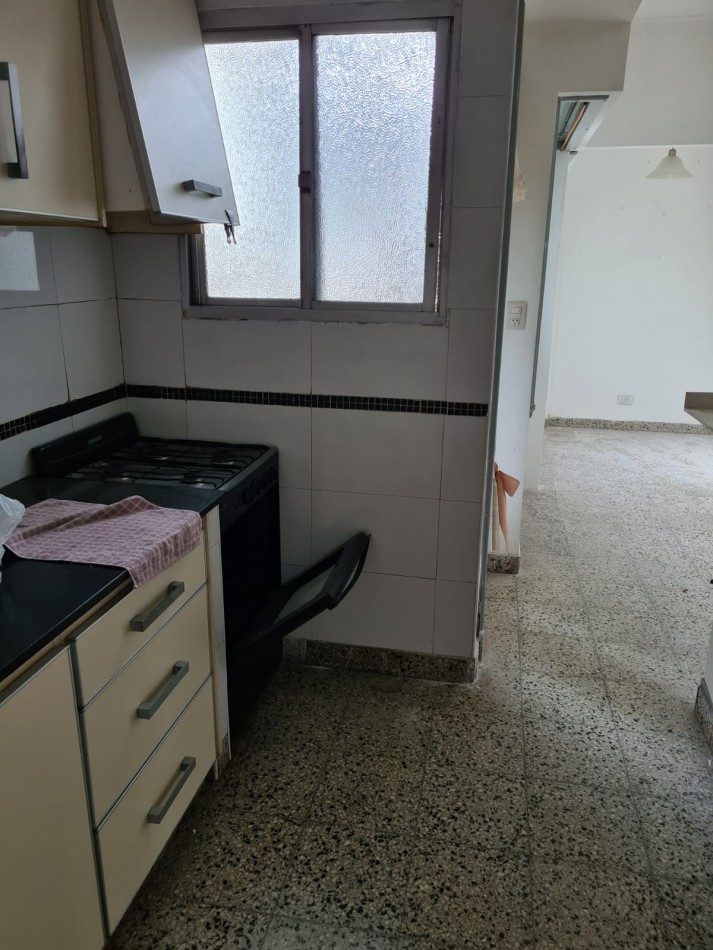 PISO EN VENTA + 2 LOCALES. ZONA PLAZA MITRE