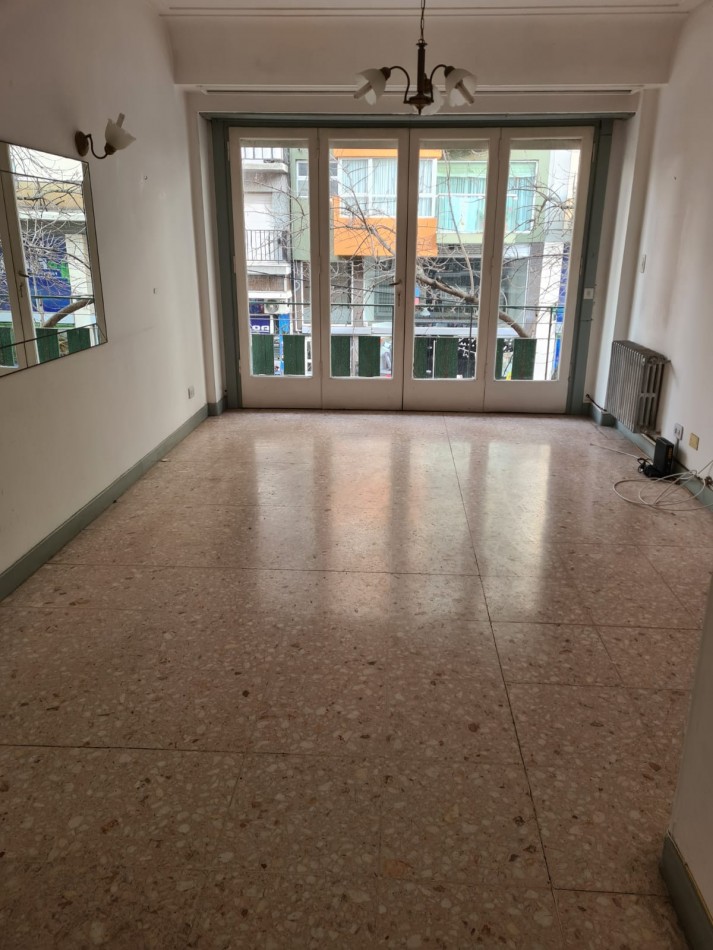 PISO EN VENTA + 2 LOCALES. ZONA PLAZA MITRE