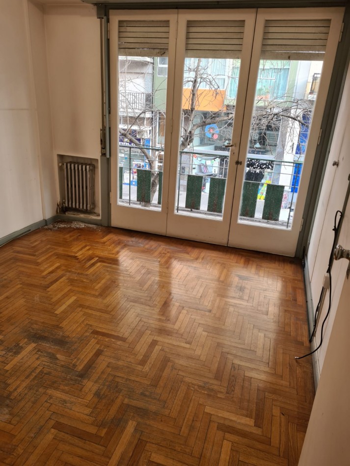 PISO EN VENTA + 2 LOCALES. ZONA PLAZA MITRE