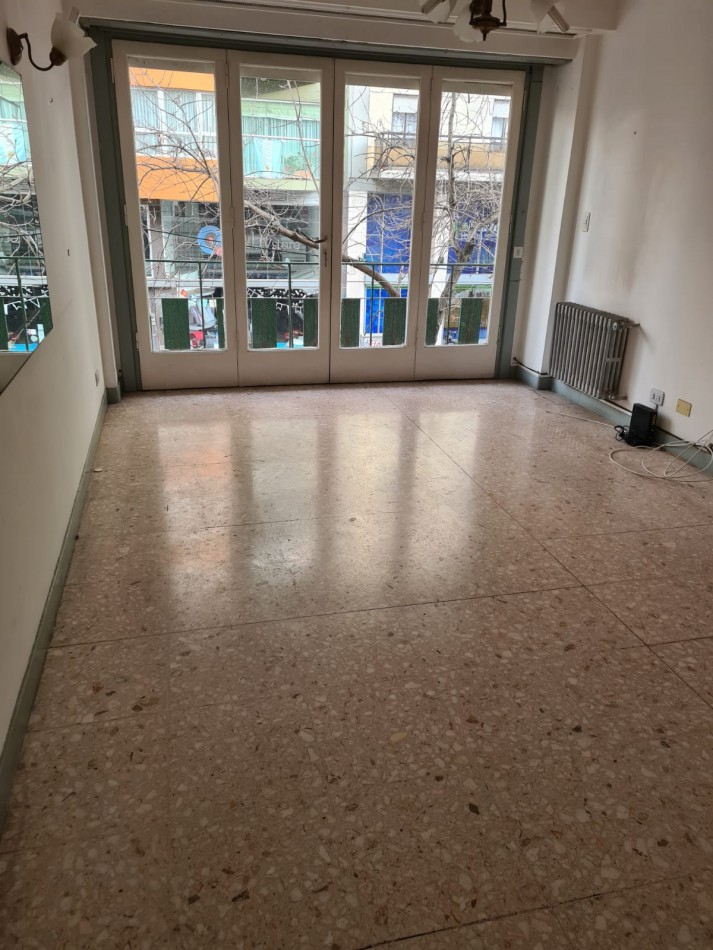 PISO EN VENTA + 2 LOCALES. ZONA PLAZA MITRE