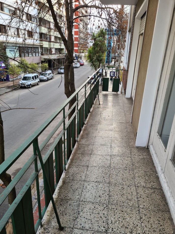 PISO EN VENTA + 2 LOCALES. ZONA PLAZA MITRE