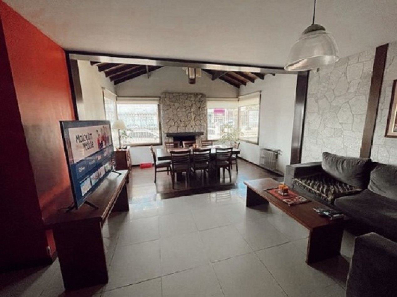 EXCELENTE CHALET DE CATEGORIA 4 AMBIENTES ZONA LURO Y ALIO