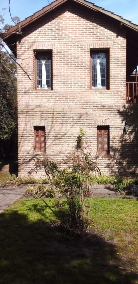 CHALET AMBIENTES EN VENTA. BARRIO LAS DALIAS
