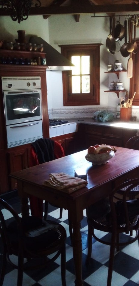 CHALET AMBIENTES EN VENTA. BARRIO LAS DALIAS