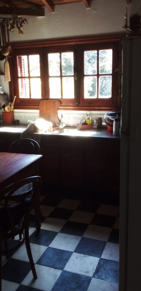 CHALET AMBIENTES EN VENTA. BARRIO LAS DALIAS
