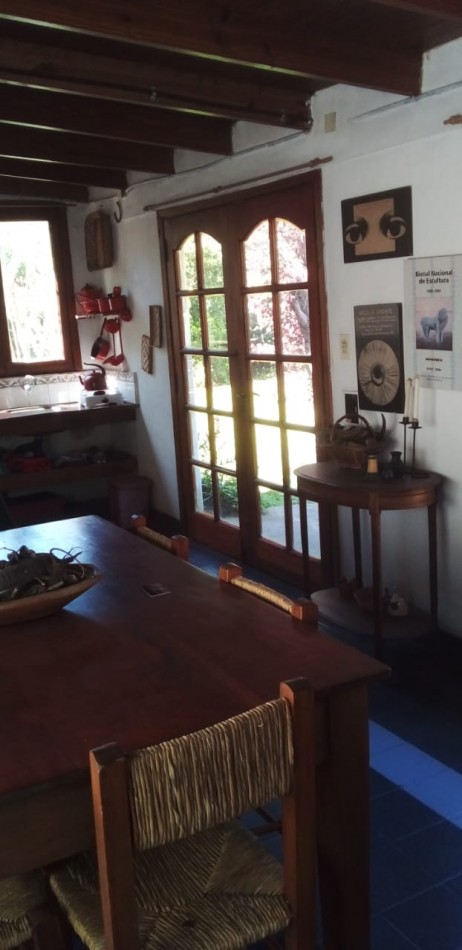 CHALET AMBIENTES EN VENTA. BARRIO LAS DALIAS