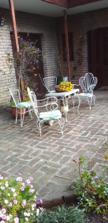 CHALET AMBIENTES EN VENTA. BARRIO LAS DALIAS