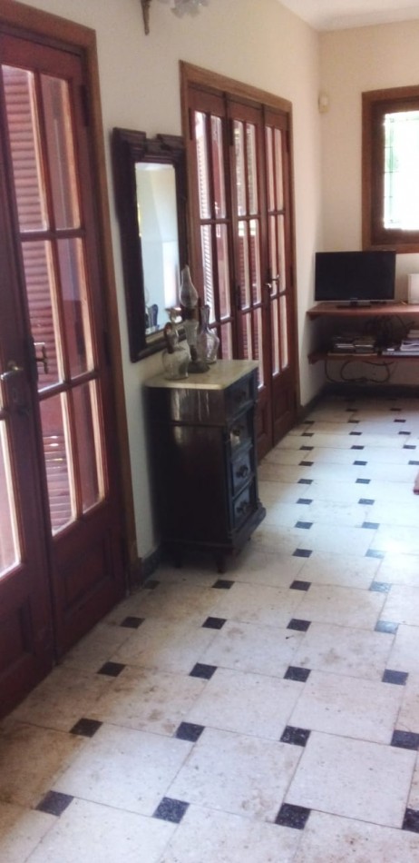 CHALET AMBIENTES EN VENTA. BARRIO LAS DALIAS
