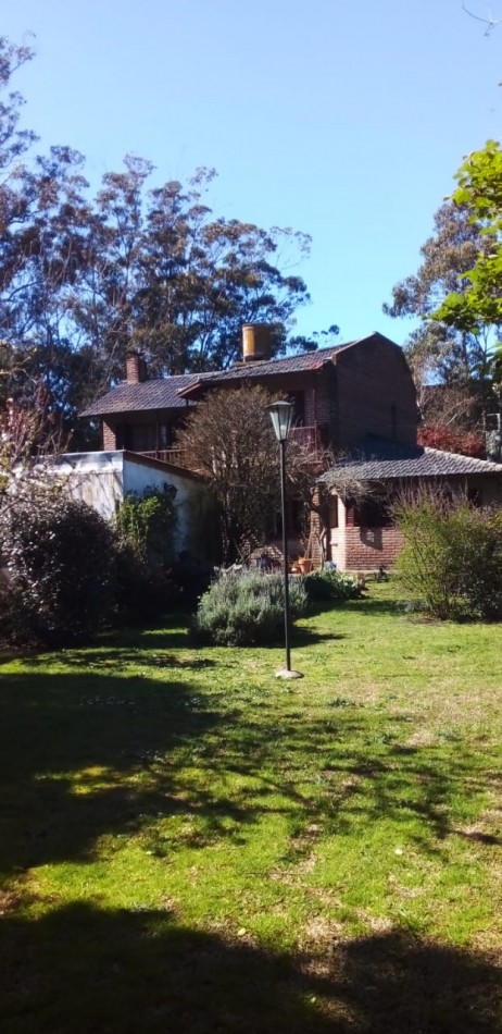 CHALET AMBIENTES EN VENTA. BARRIO LAS DALIAS