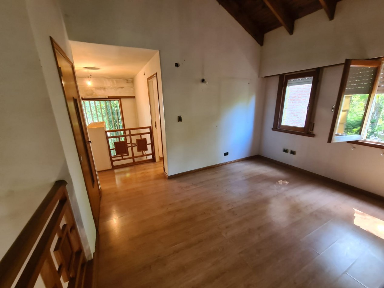 EXCELENTECHALET 5 AMBIENTES EN VENTA. BARRIO GROSELLAR