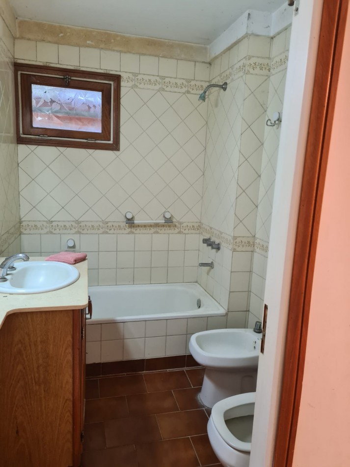 EXCELENTECHALET 5 AMBIENTES EN VENTA. BARRIO GROSELLAR