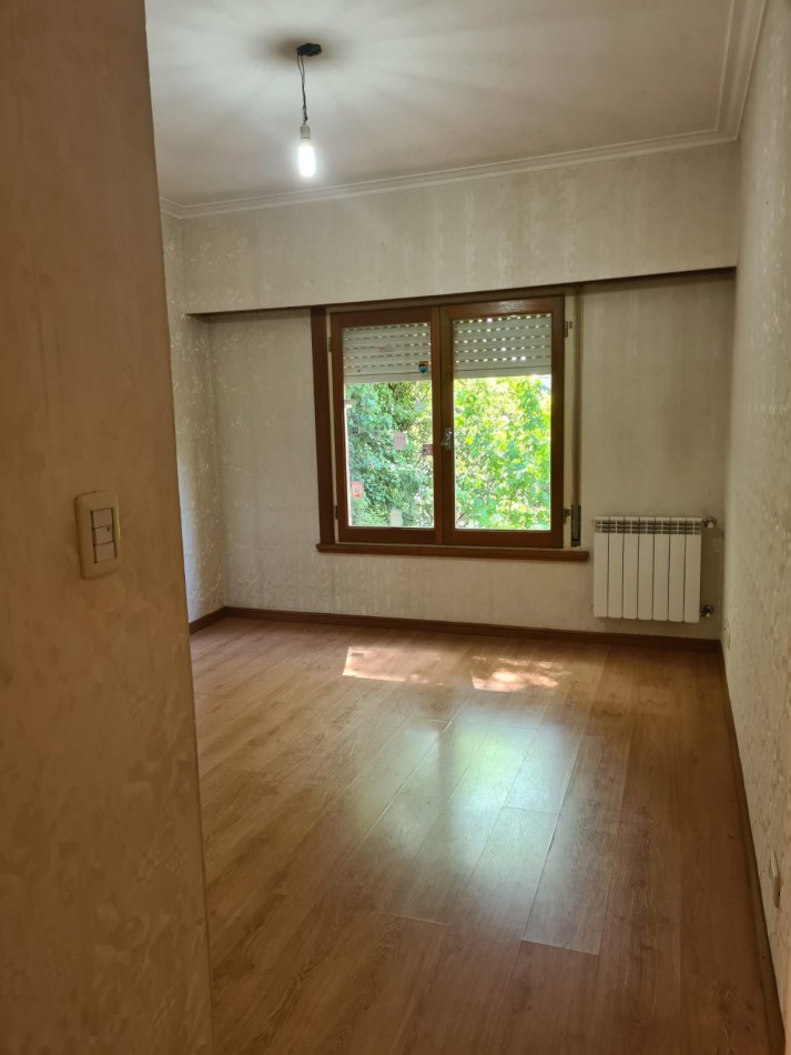 EXCELENTECHALET 5 AMBIENTES EN VENTA. BARRIO GROSELLAR