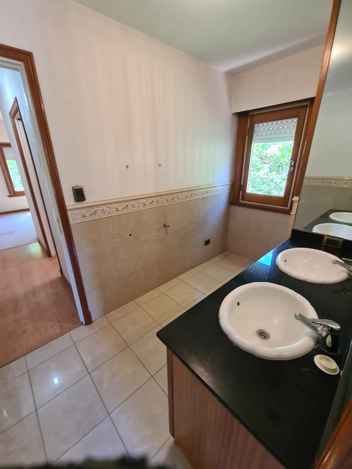 EXCELENTECHALET 5 AMBIENTES EN VENTA. BARRIO GROSELLAR