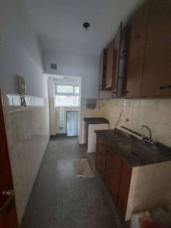 DEPARTAMENTO EN VENTA. TRES AMBIENTES CON BALCON. LURO Y SAN JUAN