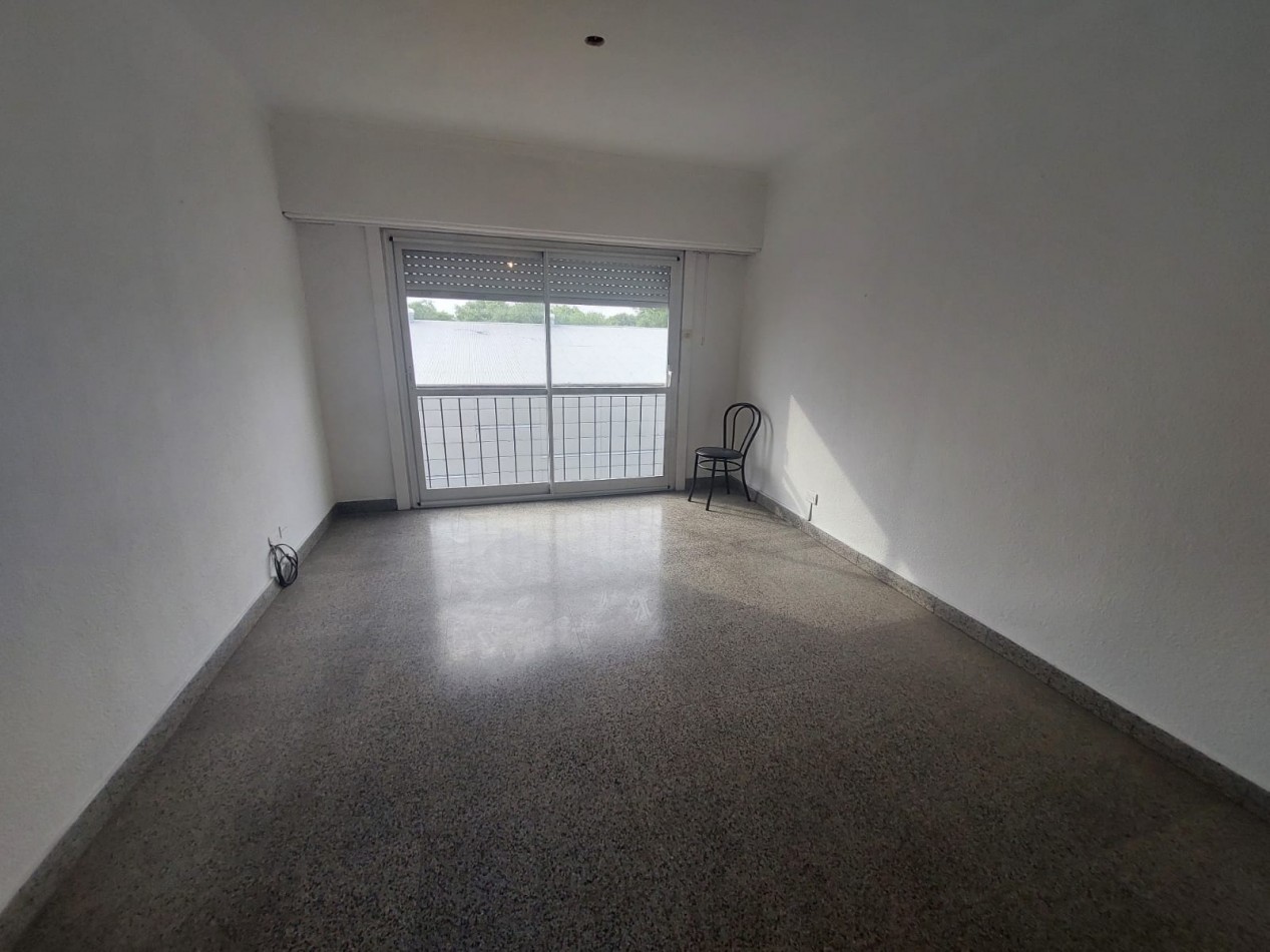 DEPARTAMENTO EN VENTA. TRES AMBIENTES CON BALCON. LURO Y SAN JUAN
