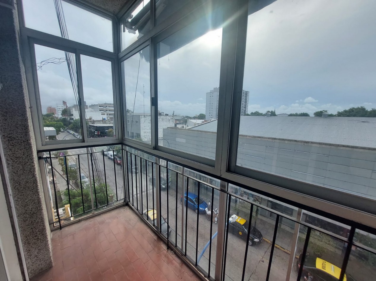 DEPARTAMENTO EN VENTA. TRES AMBIENTES CON BALCON. LURO Y SAN JUAN