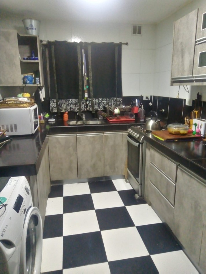 CASA EN VENTA, 4 AMBIENTES. BARRIO 9 DE JULIO