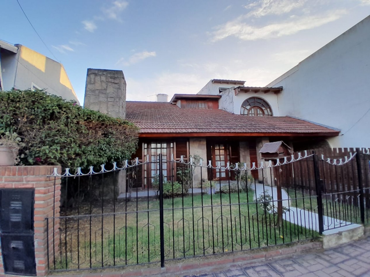 CHALET MAS DEPARTAMENTO EN VENTA. BARRIO 180.