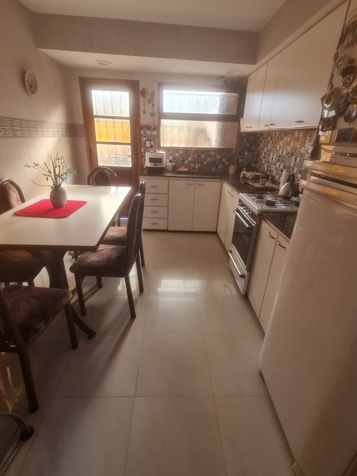 CHALET 4 AMBIENTES CON PARQUE. BARRIO SAN CAYETANO.