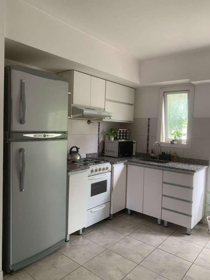EN VENTA. DEPARTAMENTO DOS AMBIENTES CON COCHERA EN BARRIO VILLA PRIMERA
