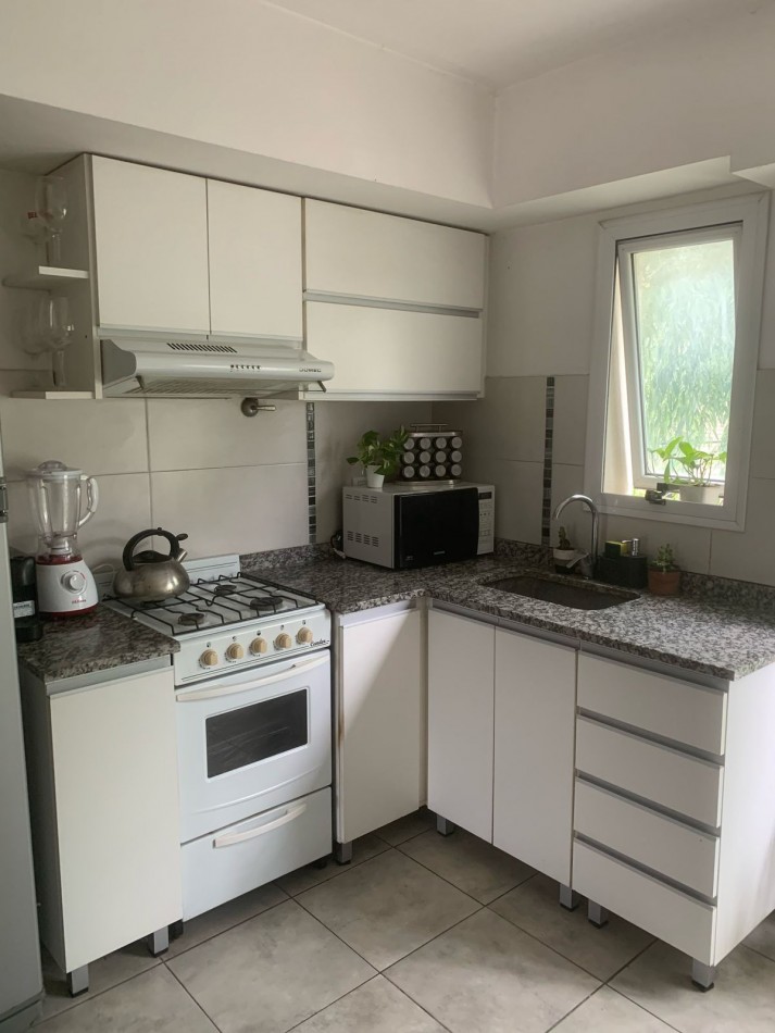 EN VENTA. DEPARTAMENTO DOS AMBIENTES CON COCHERA EN BARRIO VILLA PRIMERA