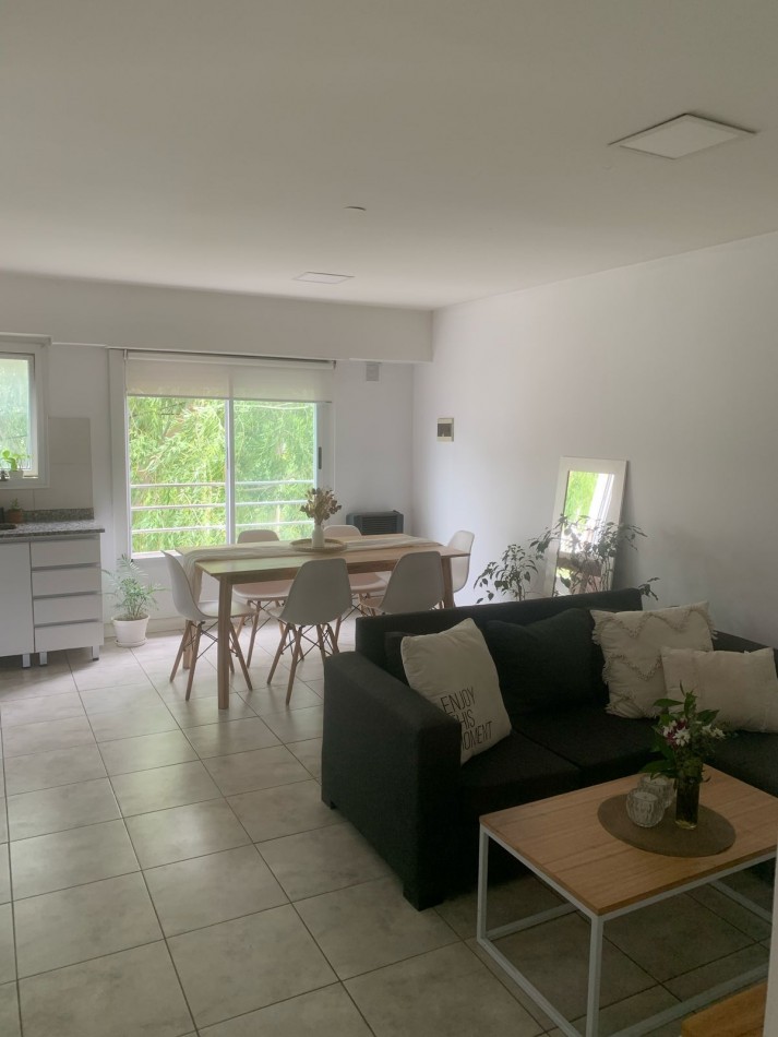 EN VENTA. DEPARTAMENTO DOS AMBIENTES CON COCHERA EN BARRIO VILLA PRIMERA