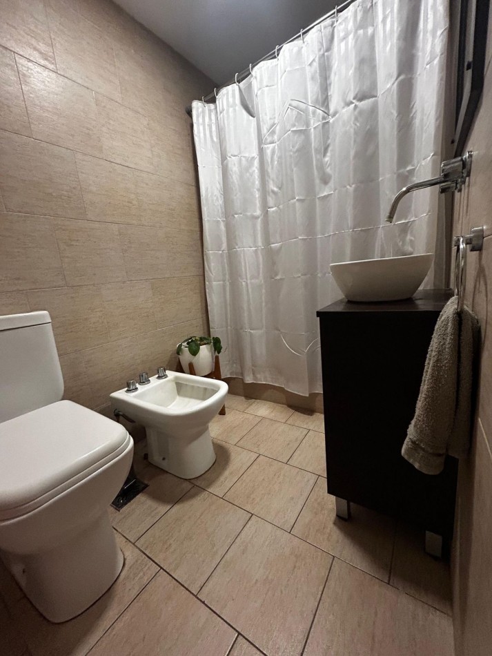 EN VENTA. DEPARTAMENTO DOS AMBIENTES CON COCHERA EN BARRIO VILLA PRIMERA