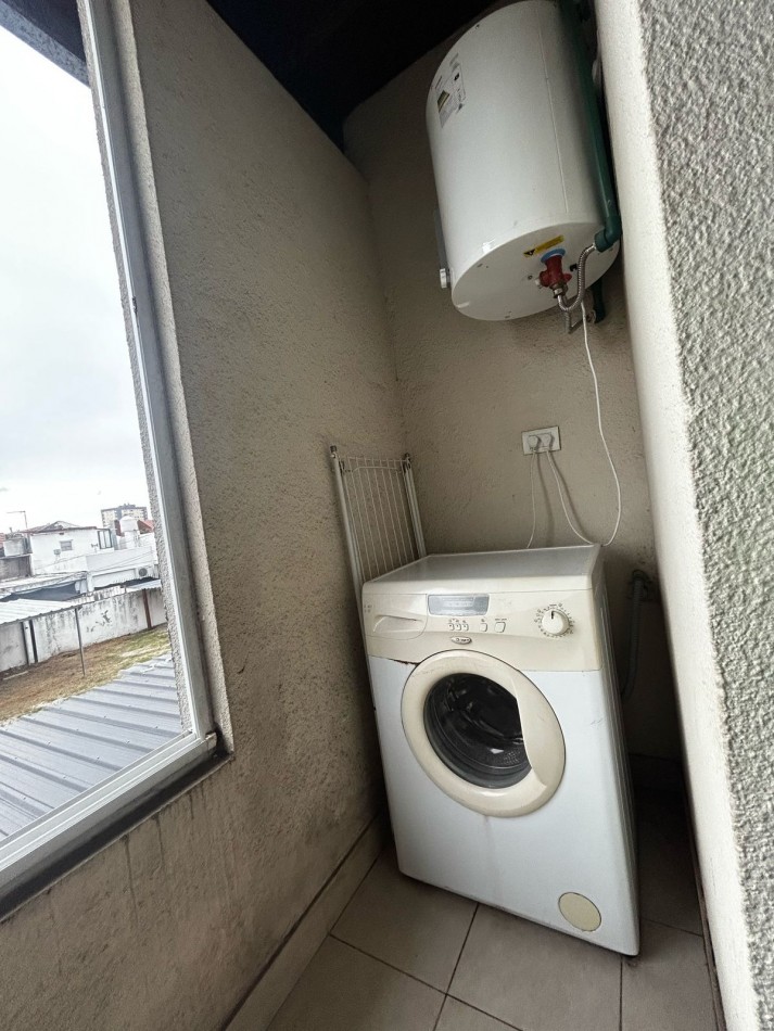 EN VENTA. DEPARTAMENTO DOS AMBIENTES CON COCHERA EN BARRIO VILLA PRIMERA