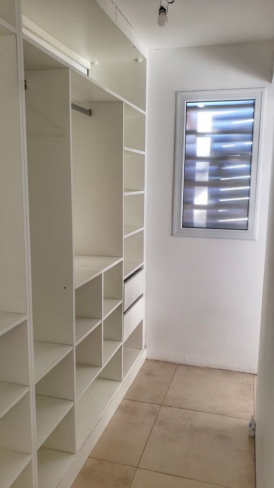 EN VENTA. CASA EN BARRIO ACANTILADOS. 3 DORMITORIOS. EXCELENTE ESTADO