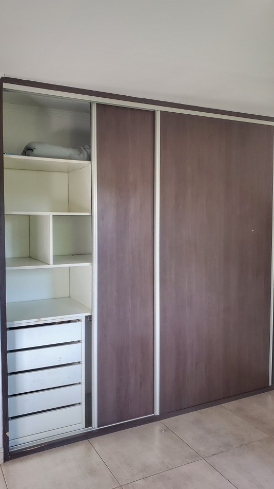 EN VENTA. CASA EN BARRIO ACANTILADOS. 3 DORMITORIOS. EXCELENTE ESTADO