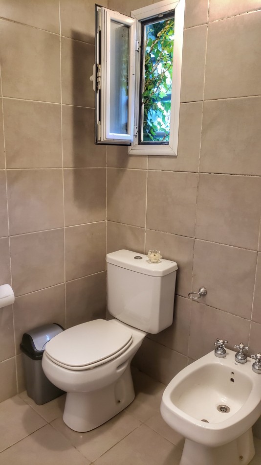 EN VENTA. CASA EN BARRIO ACANTILADOS. 3 DORMITORIOS. EXCELENTE ESTADO