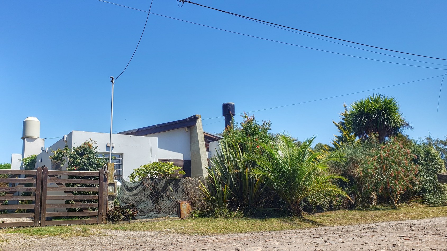 EN VENTA. CASA EN BARRIO ACANTILADOS. 3 DORMITORIOS. EXCELENTE ESTADO