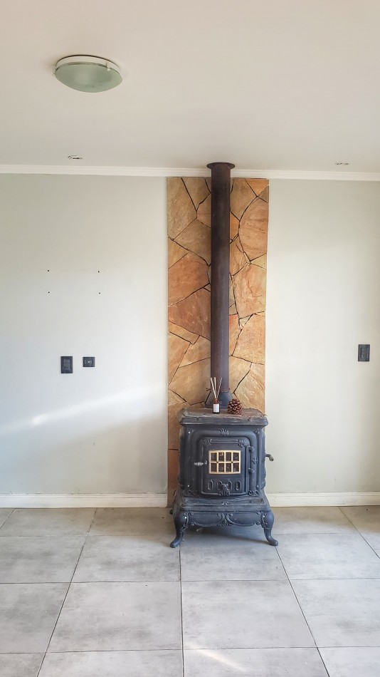 EN VENTA. CASA EN BARRIO ACANTILADOS. 3 DORMITORIOS. EXCELENTE ESTADO