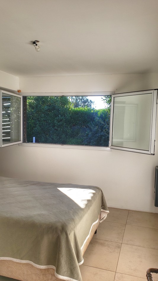 EN VENTA. CASA EN BARRIO ACANTILADOS. 3 DORMITORIOS. EXCELENTE ESTADO
