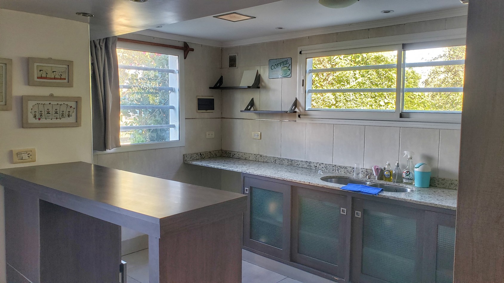 EN VENTA. CASA EN BARRIO ACANTILADOS. 3 DORMITORIOS. EXCELENTE ESTADO