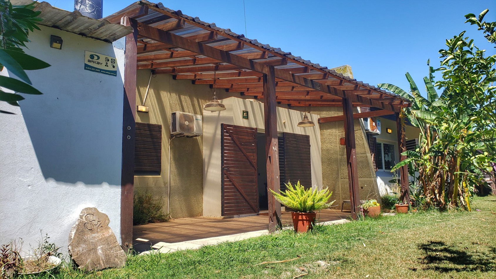 EN VENTA. CASA EN BARRIO ACANTILADOS. 3 DORMITORIOS. EXCELENTE ESTADO
