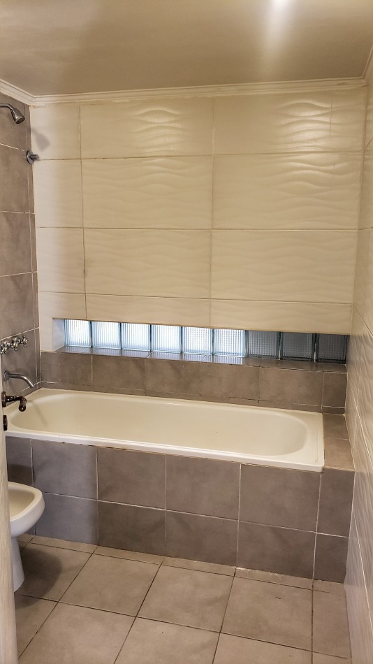 EN VENTA. CASA EN BARRIO ACANTILADOS. 3 DORMITORIOS. EXCELENTE ESTADO