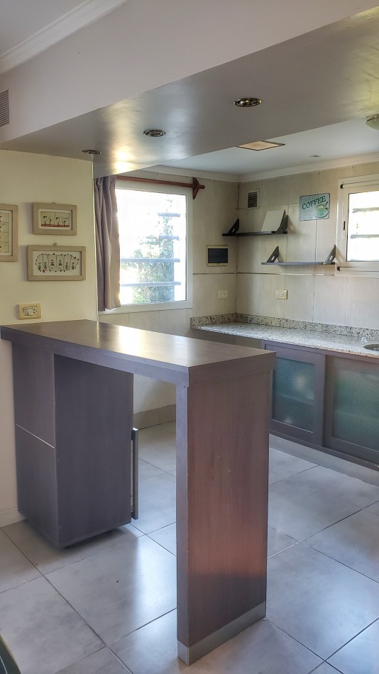EN VENTA. CASA EN BARRIO ACANTILADOS. 3 DORMITORIOS. EXCELENTE ESTADO