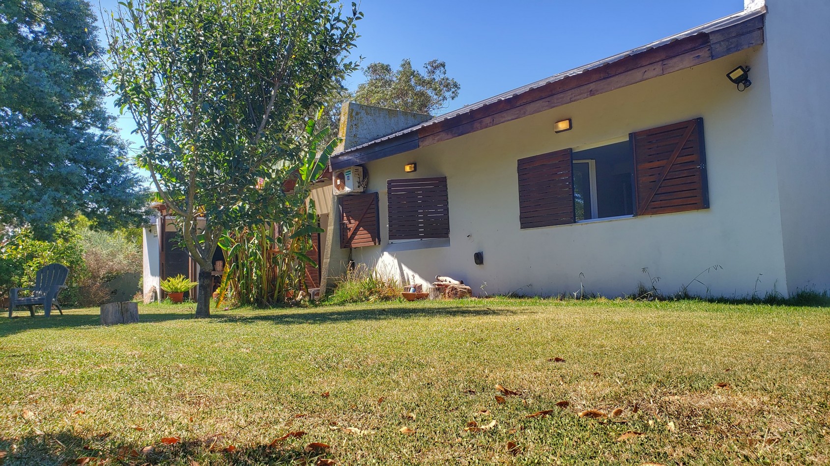 EN VENTA. CASA EN BARRIO ACANTILADOS. 3 DORMITORIOS. EXCELENTE ESTADO