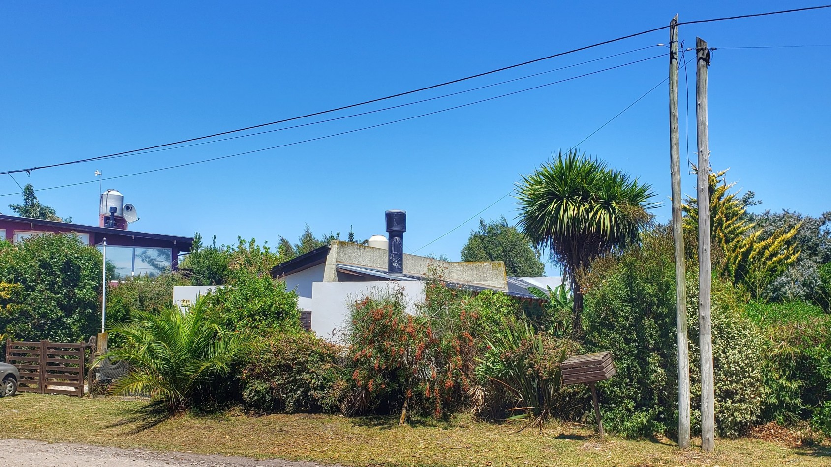EN VENTA. CASA EN BARRIO ACANTILADOS. 3 DORMITORIOS. EXCELENTE ESTADO