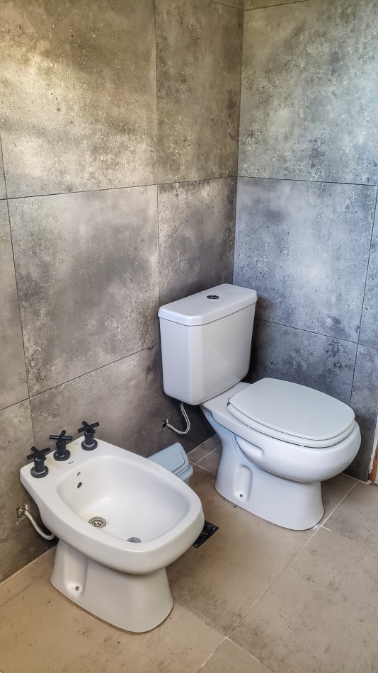 EN VENTA. CASA EN BARRIO ACANTILADOS. 3 DORMITORIOS. EXCELENTE ESTADO