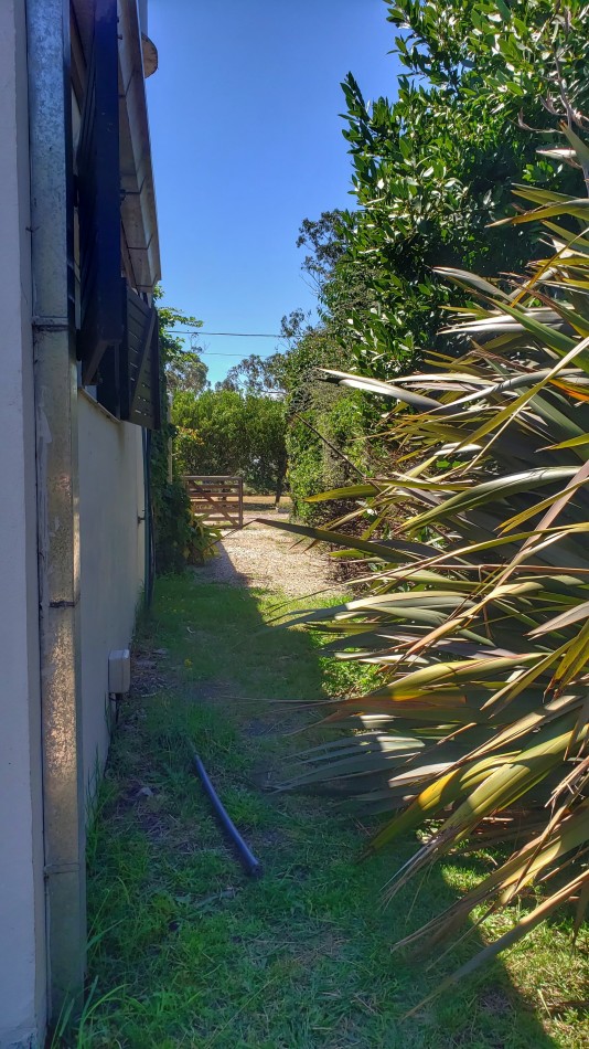 EN VENTA. CASA EN BARRIO ACANTILADOS. 3 DORMITORIOS. EXCELENTE ESTADO